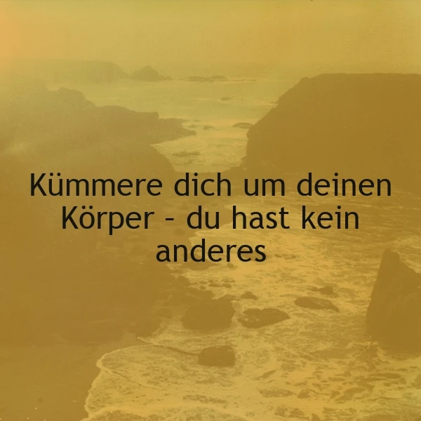 Ein Foto einer Küstenlandschaft mit Felsen und Wellen, überlagert mit dem Zitat 'Kümmere dich um deinen Körper - du hast kein anderes' in schwarzer Schrift.