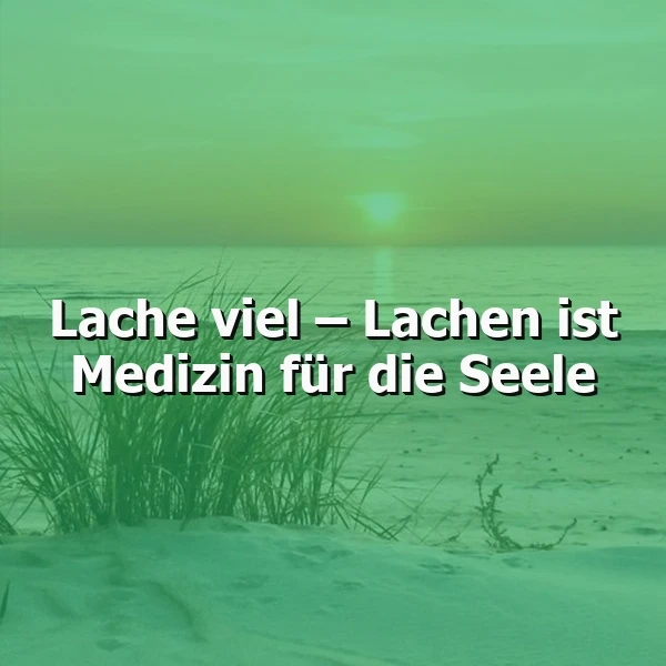 Ein ruhiger Strand mit grünlichen Farbtönen, einige Gräser ragen aus dem Sand, im Hintergrund ein ruhiger Himmel mit einer Sonne, die im Dunst verschwindet. Der Text 'Lache viel – Lachen ist Medizin für die Seele' ist in weißer Farbe über das Bild gelegt.