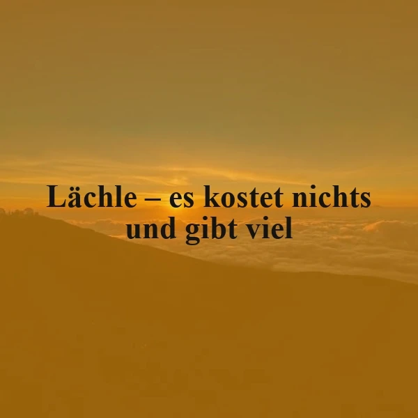 Ein sonniges Landschaftsbild mit einem Berg und Wolken, im Vordergrund ein Lächeln-Zitat