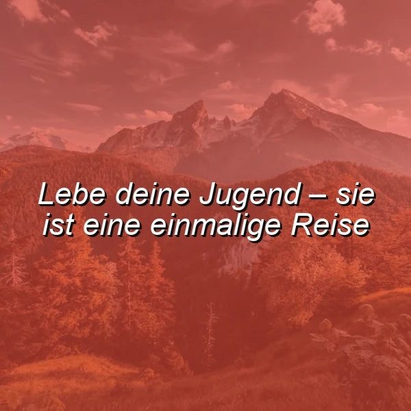 Ein Foto von einem Bergpanorama mit Bäumen und Wolken, überlagert mit dem Zitat 'Lebe deine Jugend - sie ist eine einmalige Reise' in weißer Schrift