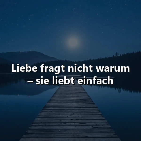 Ein ruhiger See bei Nacht mit einem Steg, der in die Ferne führt. Der Mond scheint hell am Himmel. Das Zitat 'Liebe fragt nicht warum - sie liebt einfach' liegt zentral im Bild.