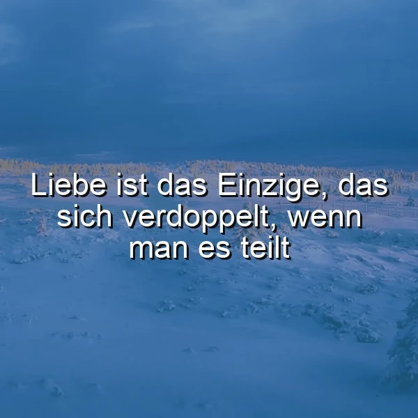 Ein winterlandschaftliches Bild mit einem dunklen Himmel und einer schneebedeckten Landschaft, im Vordergrund das Zitat 'Liebe ist das Einzige, das sich verdoppelt, wenn man es teilt'