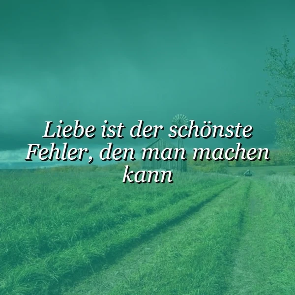 Eine weite grüne Wiese mit einem Feldweg, der zu einem alten Windrad im Hintergrund führt. Darüber schwebt der romantische Spruch: 'Liebe ist der schönste Fehler, den man machen kann', eingebettet in eine sanfte, verträumte Stimmung.