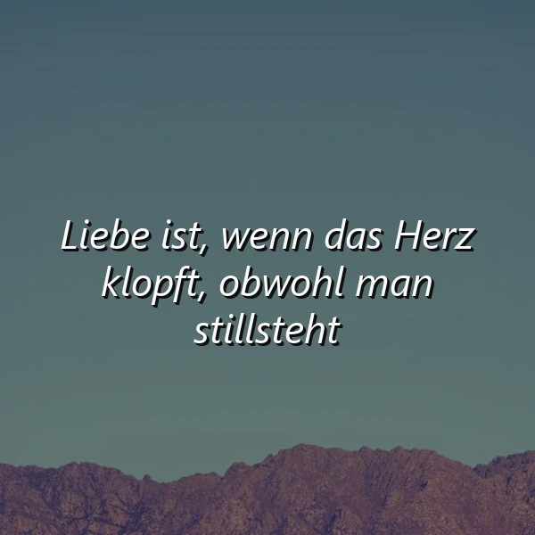 Ein inspirierendes Zitat über Liebe und Herzklopfen auf einem ruhigen Hintergrund mit Bergsilhouette. Der weiße Text lautet: "Liebe ist, wenn das Herz klopft, obwohl man stillsteht." Die Stimmung ist nachdenklich und romantisch.