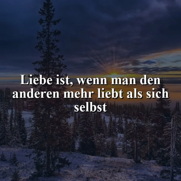 Ein stimmungsvolles Winterwaldbild zeigt verschneite Tannen unter einem goldenen Sonnenaufgang. Zentral platziert ist das Zitat: "Liebe ist, wenn man den anderen mehr liebt als sich selbst", das eine Atmosphäre tiefer Zuneigung und Besinnlichkeit vermittelt.