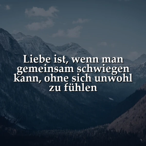 Majestätische Berge in kühlen Blautönen umrahmen ein tiefgründiges Zitat über die Stille in der Liebe. Das Bild strahlt Gelassenheit und innige Verbundenheit aus.