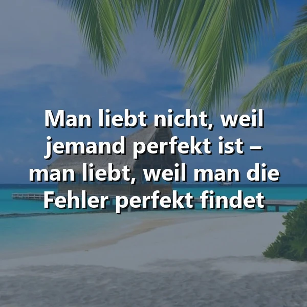 Ein inspirierendes Zitat über die Liebe und die Akzeptanz von Fehlern, platziert über einer idyllischen Strandkulisse mit türkisblauem Meer, weißem Sand und grünen Palmenblättern an einem sonnigen Tag.