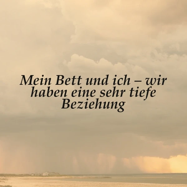 Ein Foto mit einer Landschaft unter einem bewölkten Himmel, im Vordergrund ein Zitat in schwarzer Schrift: 'Mein Bett und ich – wir haben eine sehr tiefe Beziehung'
