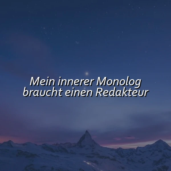 Ein majestätisches Bergpanorama bei Dämmerung, der Himmel übersät mit zarten Sternen. Das Zitat 'Mein innerer Monolog braucht einen Redakteur' schwebt in weißer Schrift, vermittelnd eine poetische, nachdenkliche Ruhe.