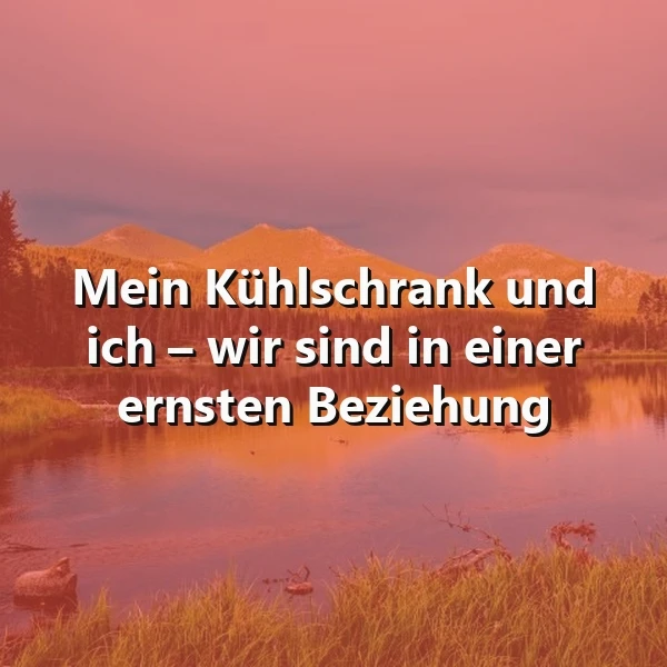 Ein idyllischer See im warmen Licht des Sonnenuntergangs, umrahmt von sanften Bergen und Ufergras. Der humorvolle Spruch "Mein Kühlschrank und ich – wir sind in einer ernsten Beziehung" bildet den Mittelpunkt des Bildes.