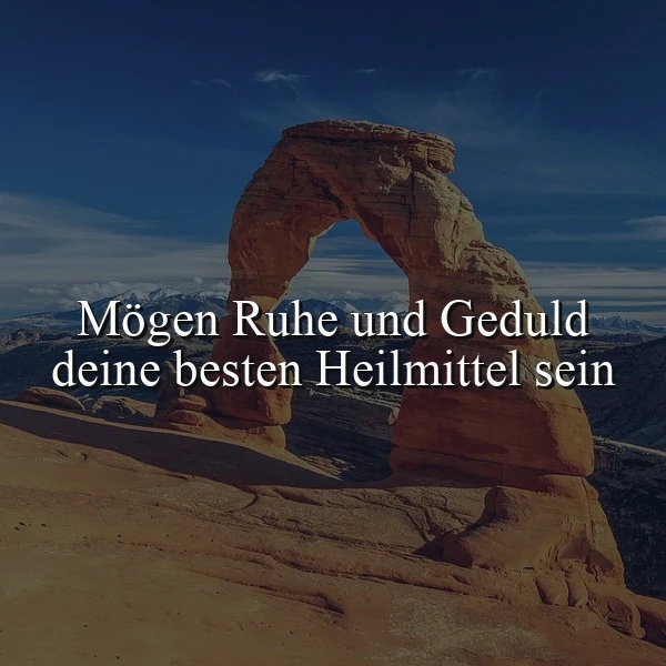 Ein natürliches Felsenportal in einer bergigen Landschaft unter einem blauen Himmel mit vereinzelten Wolken, überlagert von einem deutschen Zitat.