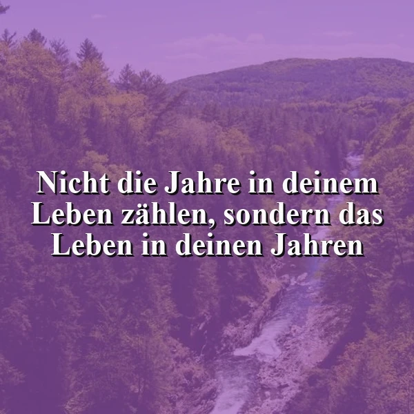 Ein Foto einer malerischen Landschaft mit einem Wasserfall, umgeben von grünen Bäumen und Hügeln, überlagert mit dem Zitat 'Nicht die Jahre in deinem Leben zählen, sondern das Leben in deinen Jahren' in weißer Schrift.