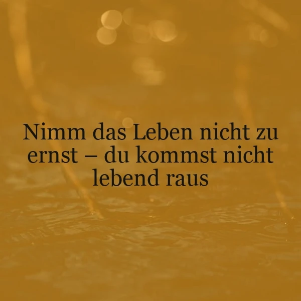 Ein goldenes Bild mit einem Zitat, das auf Wasser und einer Pflanze im Hintergrund projiziert wird. Die Stimmung ist ruhig und tiefgründig.