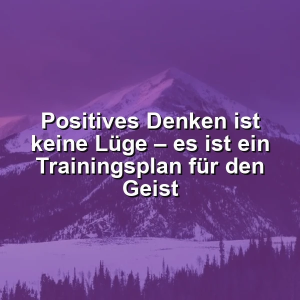 Ein inspirierendes Zitat auf einem Bild mit majestätischen, schneebedeckten Bergen vor einem lila-blauen Himmel. Dunkle Bäume säumen den unteren Bereich. Der Spruch 'Positives Denken ist keine Lüge – es ist ein Trainingsplan für den Geist' steht prominent in Weiß.