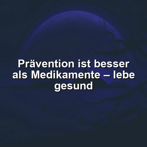 Ein tiefblaues Bild mit einem sanft leuchtenden, violetten Halbmond und dunklen Baum-Silhouetten. Im Zentrum steht die weiße Botschaft: 'Prävention ist besser als Medikamente – lebe gesund'. Eine ruhige, inspirierende Szene zum Nachdenken über Gesundheit.