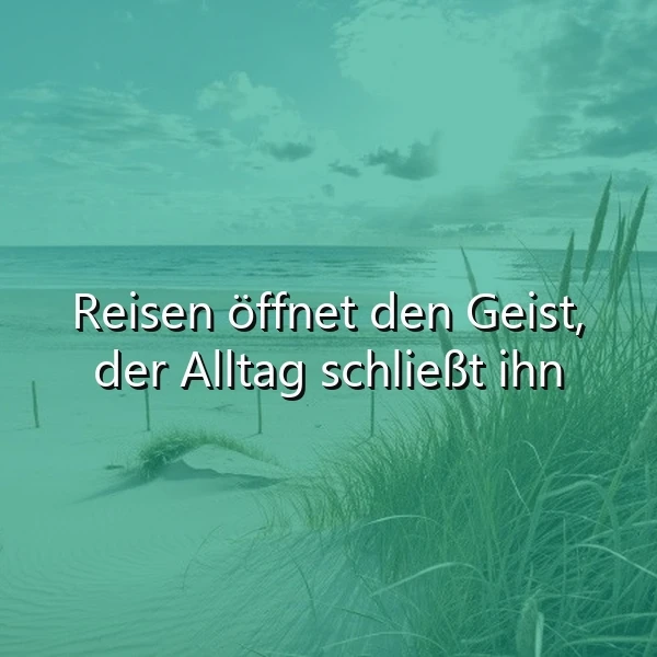 Ein ruhiger Strand mit grünen Pflanzen, einem blauen Himmel und Wolken. Im Vordergrund steht der Spruch 'Reisen öffnet den Geist, der Alltag schließt ihn' in weißer Schrift.