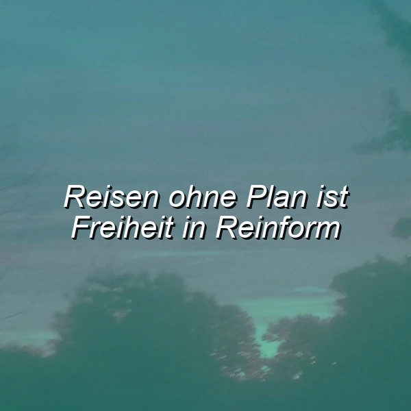 Ein Foto mit einem grün-blauen Himmel und Bäumen im Hintergrund, auf dem der Spruch 'Reisen ohne Plan ist Freiheit in Reinform' in weißer Schrift liegt.