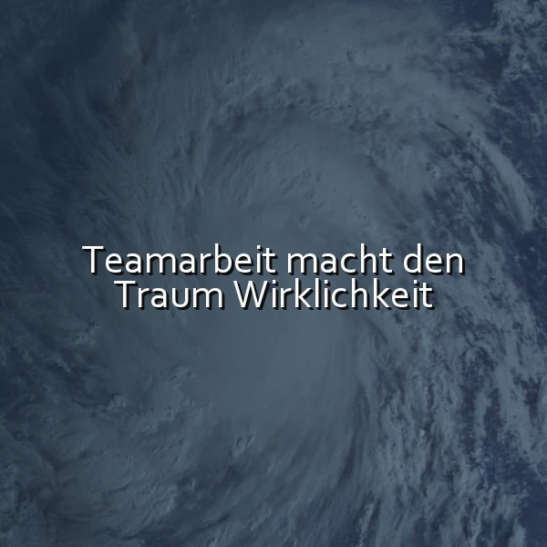 Ein dunkles, dramatisches Wolkenbild mit einer spiralförmigen Struktur, in der Mitte der Text 'Teamarbeit macht den Traum Wirklichkeit' in weißer Schrift