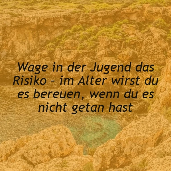 Ein inspirierendes Zitat auf einem Bild, das eine sonnenbeschienene, felsige Küstenlandschaft mit klarem, türkisfarbenem Wasser zeigt. Der Spruch "Wage in der Jugend das Risiko – im Alter wirst du es bereuen, wenn du es nicht getan hast" ist prominent in der Mitte platziert, eingebettet in eine warme, natürliche Atmosphäre.