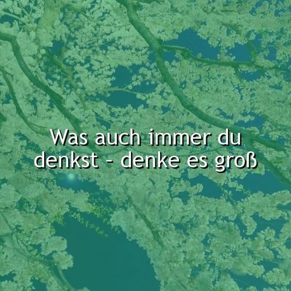 Ein dichtes Blütenmeer in zarten Grüntönen unter blaugrünem Himmel rahmt das inspirierende Zitat ein: „Was auch immer du denkst – denke es groß“. Die frühlingshafte Szene voller blühender Zweige strahlt Ruhe und ermutigende Weite aus.