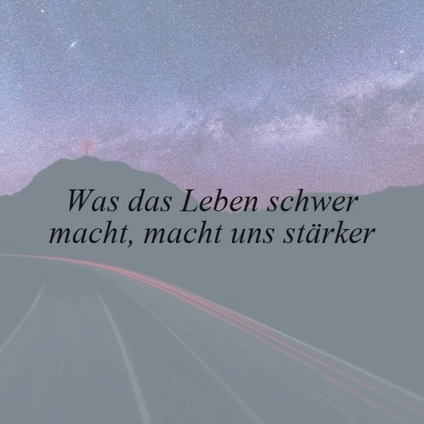 Ein atmosphärisches Bild bei Nacht mit Sternenhimmel und Bergsilhouette. Eine Straße mit Lichtspuren zieht sich durch die Szene. Der inspirierende Spruch lautet: „Was das Leben schwer macht, macht uns stärker“.
