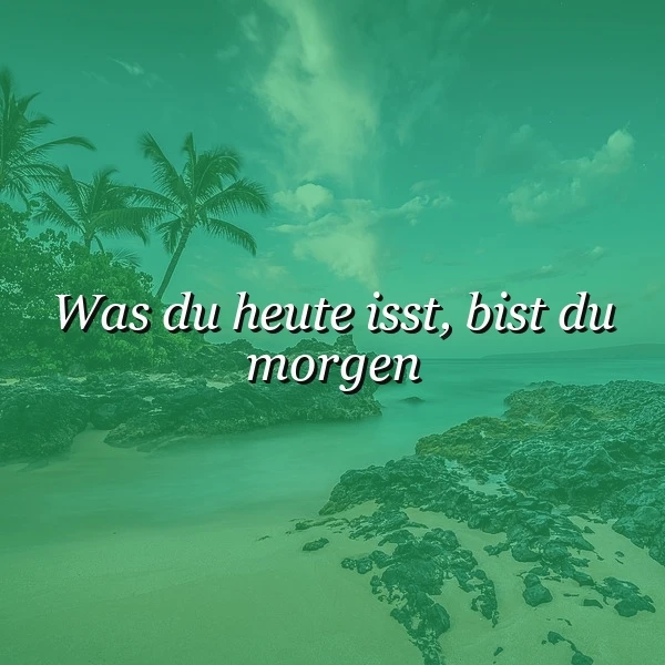 Ein tropischer Strand mit Palmen und Felsen am türkisfarbenen Meer, bedeckt mit einem grünlichen Filter. Der inspirierende Spruch "Was du heute isst, bist du morgen" steht prominent im Bild.
