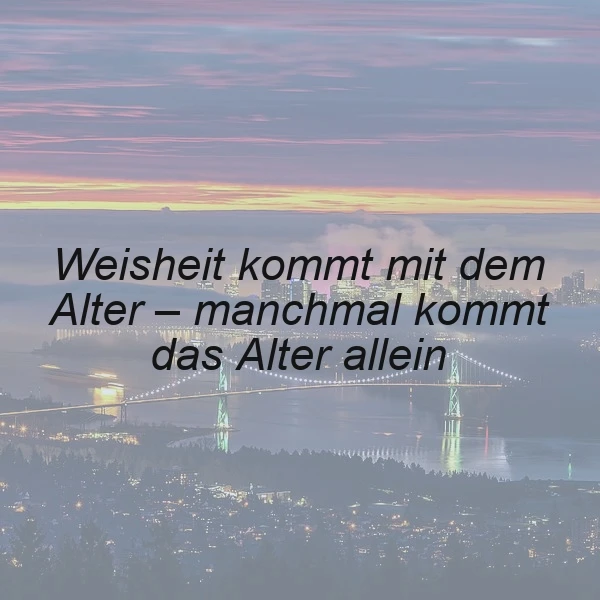Atmosphärisches Dämmerungsbild einer nebligen Stadt mit beleuchteter Brücke und weichem Himmel. Der zentrale Spruch lautet: Weisheit kommt mit dem Alter – manchmal kommt das Alter allein. Es ist eine nachdenkliche Weisheit über Reife und Lebenserfahrung.