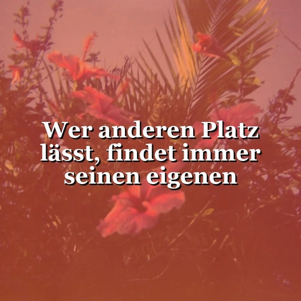 Ein Foto mit einer üppigen Pflanzenkulisse in warmen Farbtönen, im Vordergrund ein Spruch