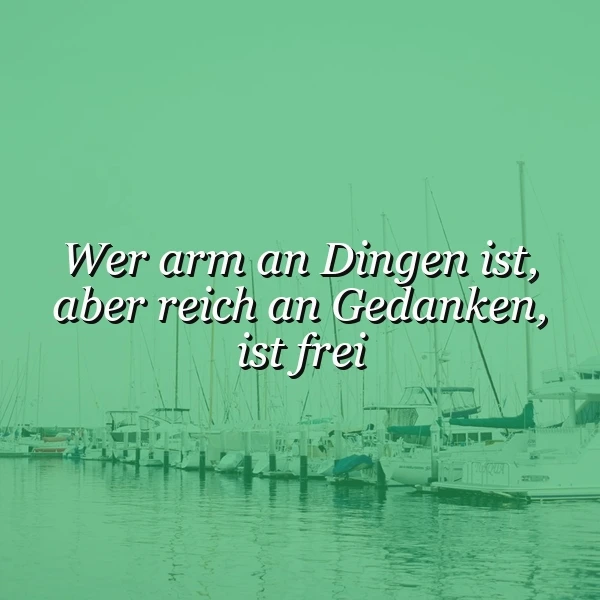 Ein Foto von einem ruhigen Hafen mit mehreren Booten, im Hintergrund ein grünlicher Himmel, überlagert mit dem Zitat 'Wer arm an Dingen ist, aber reich an Gedanken, ist frei'
