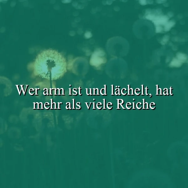 Ein grünliches Foto von einem Löwenzahn mit vielen Samen, die wie ein Heiligenschein leuchten. Im Vordergrund steht der Spruch 'Wer arm ist und lächelt, hat mehr als viele Reiche' in weißer Schrift.