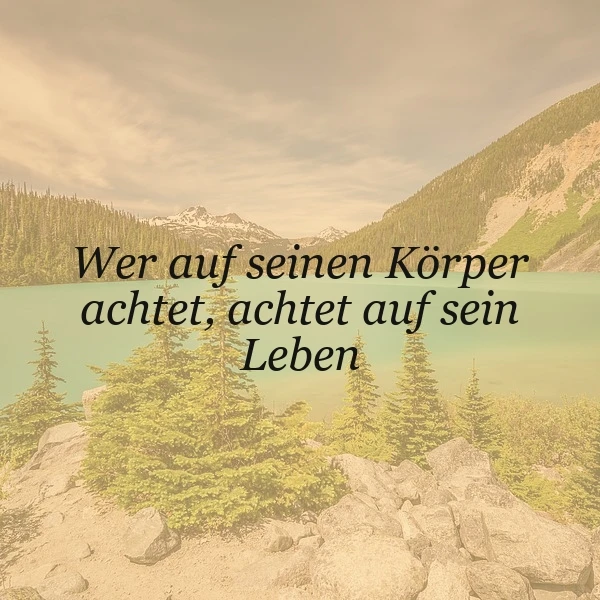 Ein See mit Bergen und Tannen im Hintergrund, im Vordergrund Felsen und junge Tannen, ein inspirierendes Zitat über die Bedeutung von Körperpflege