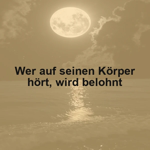 Ein stimmungsvolles Bild des Vollmonds über ruhigem Wasser, dessen warmes Licht sich spiegelt. Der inspirierende Spruch "Wer auf seinen Körper hört, wird belohnt" erinnert an Achtsamkeit und innere Balance in stiller Nacht.