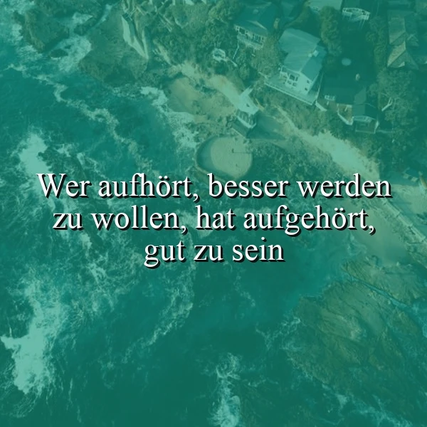 Ein Luftbild einer Küstenlandschaft mit Wellen, die gegen die Felsen schlagen, und einem kleinen Dorf am Ufer. Das Bild ist in einem grünlichen Ton gehalten und zeigt das Zitat 'Wer aufhört, besser werden zu wollen, hat aufgehört, gut zu sein' in weißer Schrift.