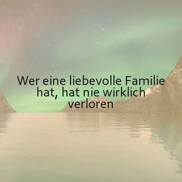 Ein ruhiger See vor einer Bergkulisse unter einem Sternenhimmel mit Nordlicht, in dessen Mitte das Zitat 'Wer eine liebevolle Familie hat, hat nie wirklich verloren' eingeblendet ist