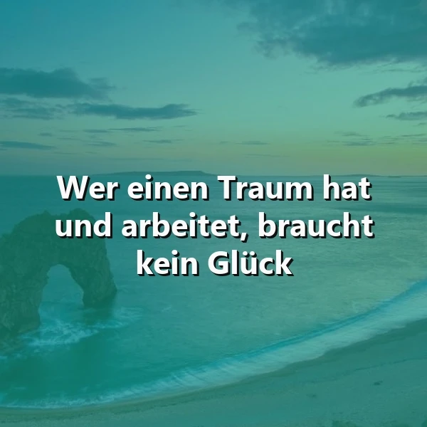 Ein inspirierendes Zitat über die Kraft harter Arbeit, das vor einer ruhigen Meereslandschaft mit einer majestätischen Felsformation und sanften Wellen dargestellt ist, umgeben von einem beruhigenden Himmelsblau.