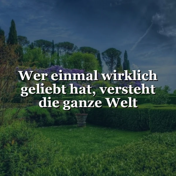 Ein gepflegter Garten mit grünen Hecken, Blumen und Bäumen unter einem bewölkten Himmel mit einem tiefen, inspirierenden Zitat über Liebe und Verständnis