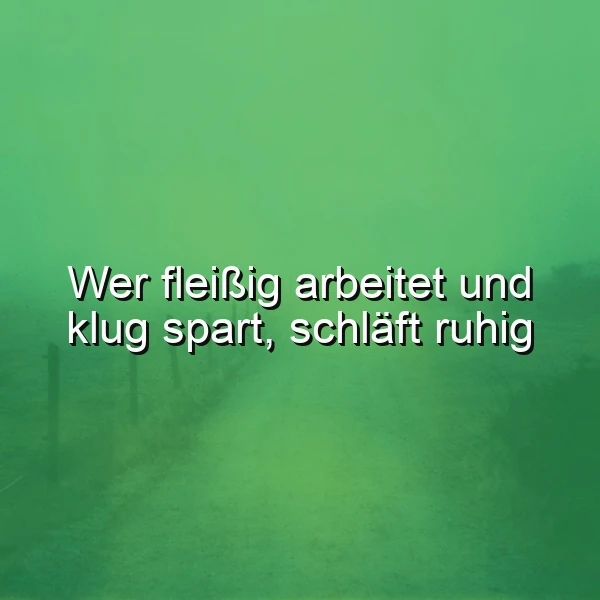 Ein nebliger, grüner Feldweg mit unscharfen Zaunpfählen. Im Vordergrund steht der weiße Spruch "Wer fleißig arbeitet und klug spart, schläft ruhig", der Ruhe und finanzielle Sicherheit betont.