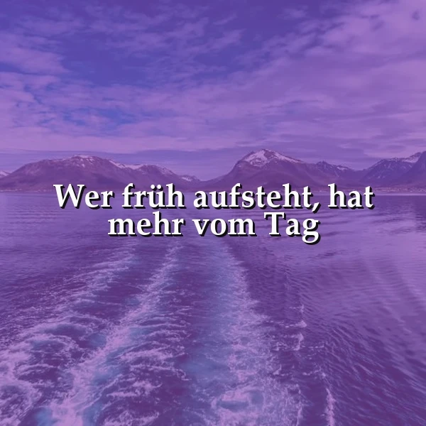 Ein ruhiges Seepanorama mit lila-blauen Farbtönen und schneebedeckten Bergen im Hintergrund. Weiße Schrift über dem Wasser verkündet: 'Wer früh aufsteht, hat mehr vom Tag'.