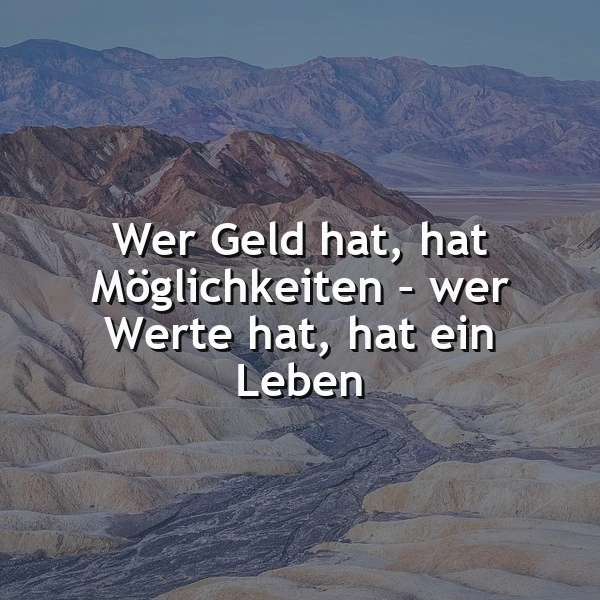 Majestätische Berglandschaft mit sanften Erdtönen und trockenem Flussbett. Das Zitat "Wer Geld hat, hat Möglichkeiten - wer Werte hat, hat ein Leben" steht prominent. Eine tiefgründige Botschaft über wahre Lebenswerte inmitten stiller Natur.