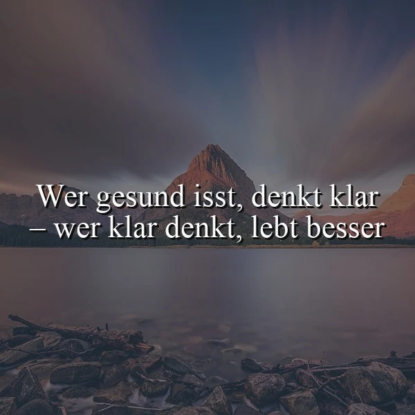 Eine stille Berglandschaft mit See und felsigem Ufer unter wolkenverhangenem Himmel. In weißer Schrift steht zentral: Wer gesund isst, denkt klar – wer klar denkt, lebt besser. Das Bild wirkt nachdenklich und inspirierend.