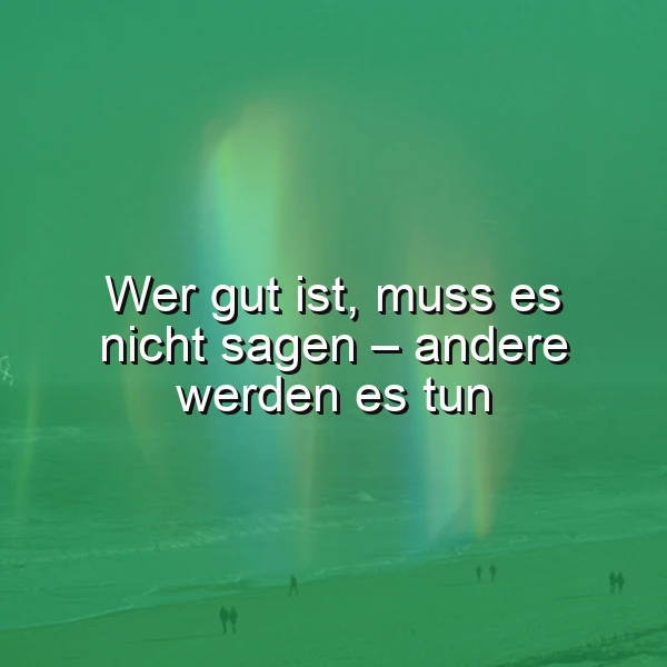 Ein grünliches Strandpanorama mit Menschen, Regenbogenlichtreflexen und sanften Wellen, im Vordergrund das Zitat 'Wer gut ist, muss es nicht sagen — andere werden es tun'