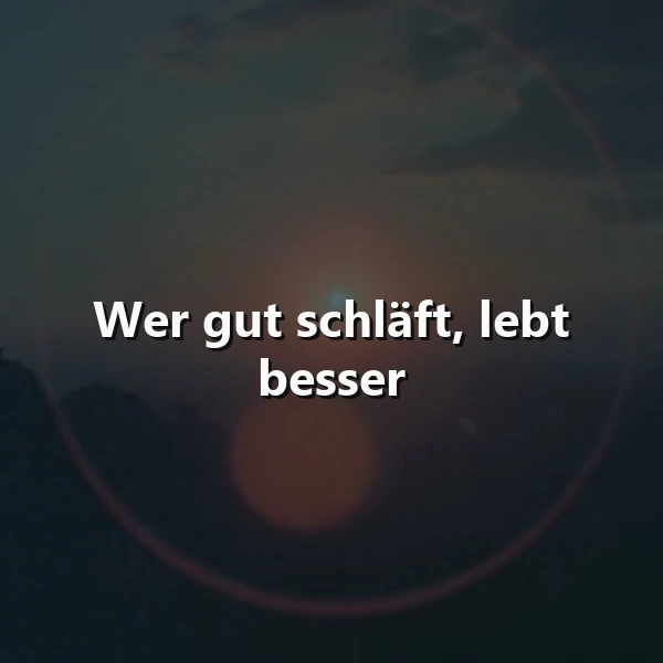 Ein dunkler Hintergrund mit einer Sonnenuntergang-Silhouette und einem Kreis, in dessen Mitte der Text 'Wer gut schläft, lebt besser' in weißer Schrift steht.