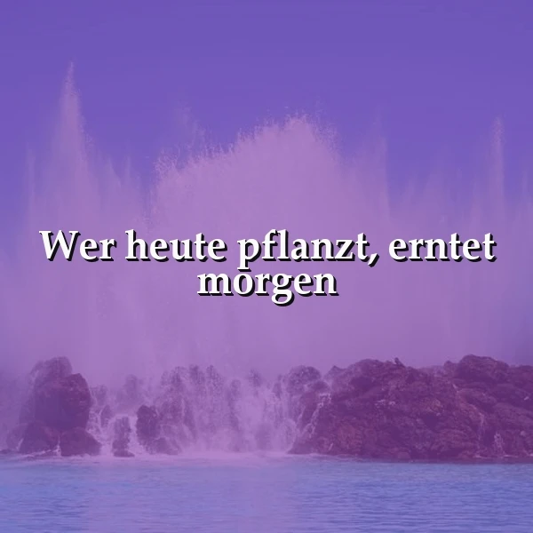 Ein inspirierendes Zitat auf einem mystischen Bild: "Wer heute pflanzt, erntet morgen" schwebt über lilafarbenem Wassernebel und dunklen Felsen. Türkisblaues Wasser im Vordergrund erzeugt eine ruhige, hoffnungsvolle Stimmung.
