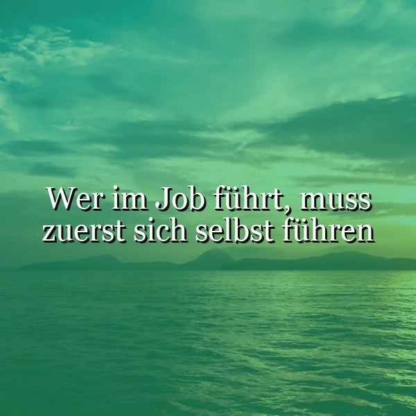 Ein ruhiger See mit einer Bergkulisse im Hintergrund und einem grünen Himmel mit Wolken. Das Zitat 'Wer im Job führt, muss zuerst sich selbst führen' ist zentral im Bild platziert.