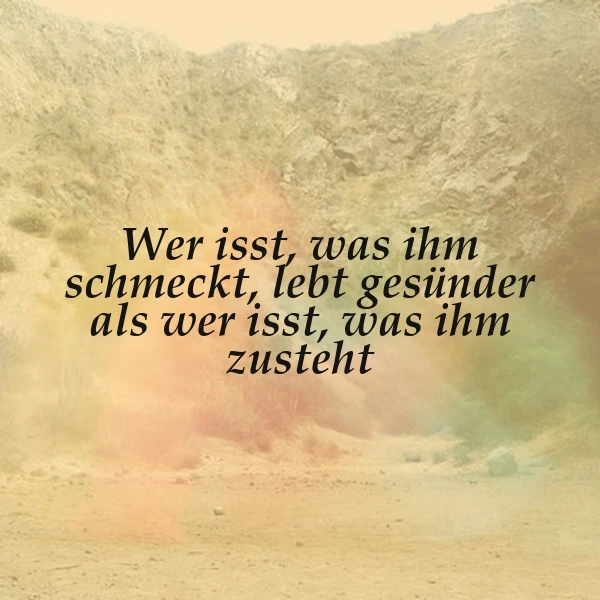 Ein farbenfroher, inspirierender Spruch vor einer atemberaubenden Wüstenlandschaft mit Bergen im Hintergrund, der die Bedeutung von gesunder Ernährung und Lebensfreude unterstreicht.