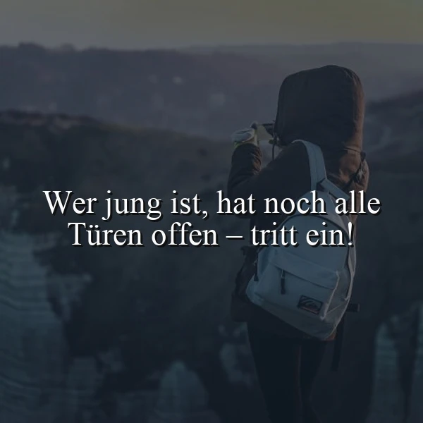 Ein junger Erwachsener mit Rucksack steht vor einer atemberaubenden Landschaft und denkt über neue Möglichkeiten nach.