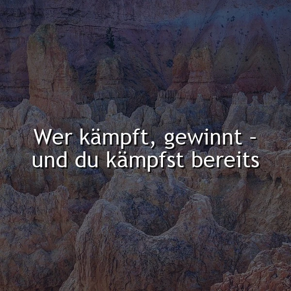 Ein dramatisches Landschaftsbild mit bizarr geformten Felsen in warmen, erdigen Tönen. Im Vordergrund eine herausfordernde Textüberlagerung: 'Wer kämpft, gewinnt - und du kämpfst bereits'. Die Szene wirkt abendlich oder frühmorgens mit einer leichten Dämmerung.