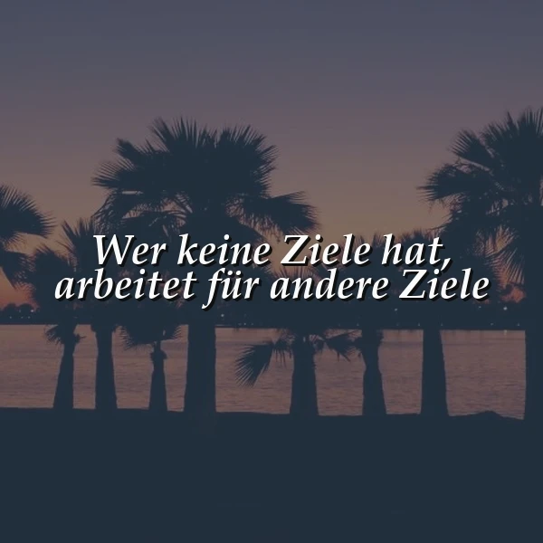 Ein ruhiger Strandabschnitt mit Palmen vor einem See oder Meer während des Sonnenuntergangs. Der Himmel ist in ein tiefes Blau und Orange getaucht. Das Bild zeigt eine friedliche Atmosphäre, im Vordergrund steht ein Zitat.