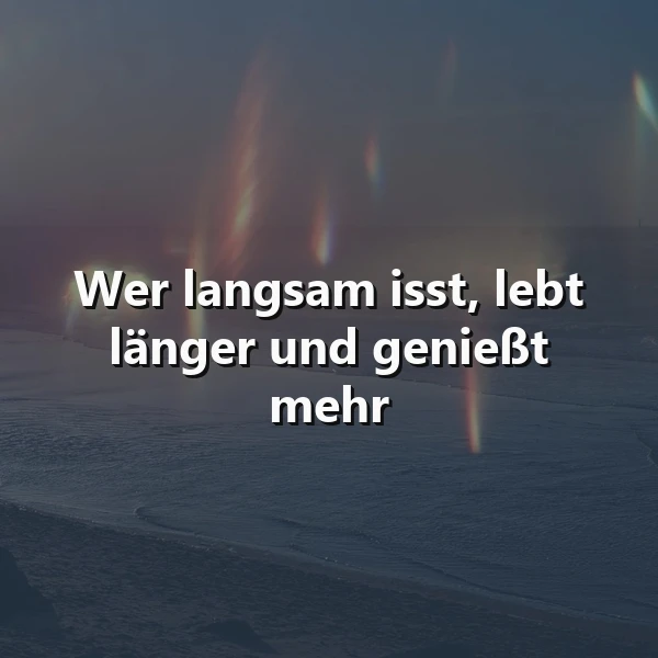 Ein ruhiger Strand bei Sonnenuntergang mit einem Zitat in der Mitte: Wer langsam isst, lebt länger und genießt mehr. Die Stimmung ist friedlich und einladend.
