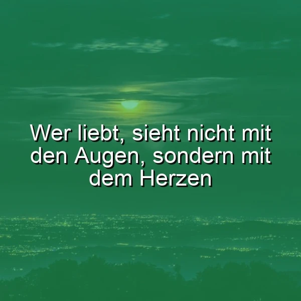 Inspirierendes Zitat auf grünem Bild: 'Wer liebt, sieht nicht mit den Augen, sondern mit dem Herzen'. Dämmerungslandschaft mit fernen Lichtern und einem leuchtenden Himmelskörper verstärkt die Botschaft von tiefer, herzlicher Liebe und Verbundenheit.